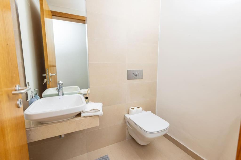 Modern 2Br Retreat In Marina Sale Luxury Living Apartment Hajja Ngoại thất bức ảnh