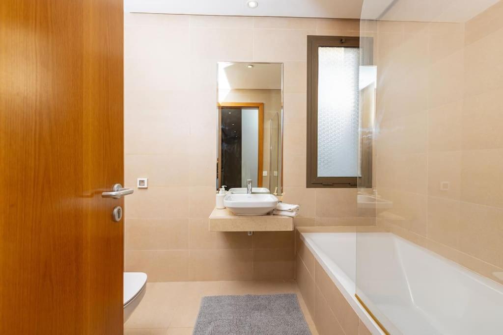 Modern 2Br Retreat In Marina Sale Luxury Living Apartment Hajja Ngoại thất bức ảnh